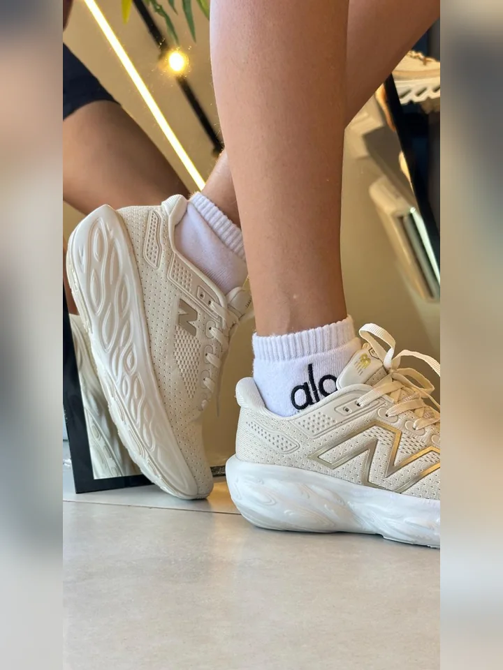 New Balance 1080 Off Dourado
