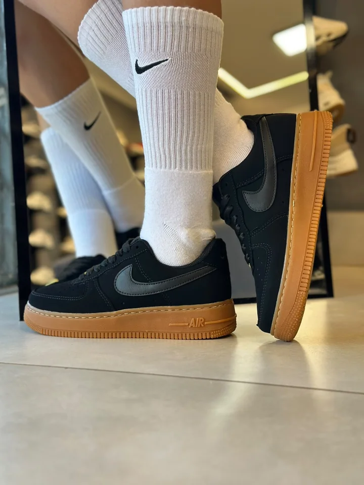 Nike Air Force 1 07 Preto Solado Caramelo
